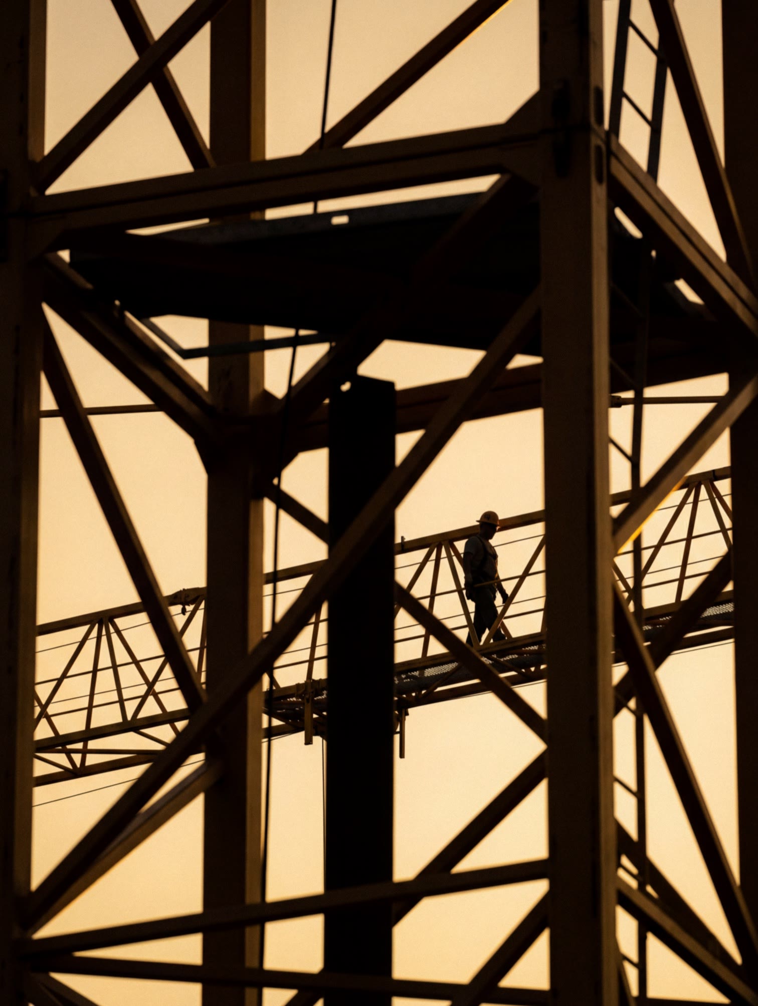 Een bouwvakker als silhouet in een stalen constructie